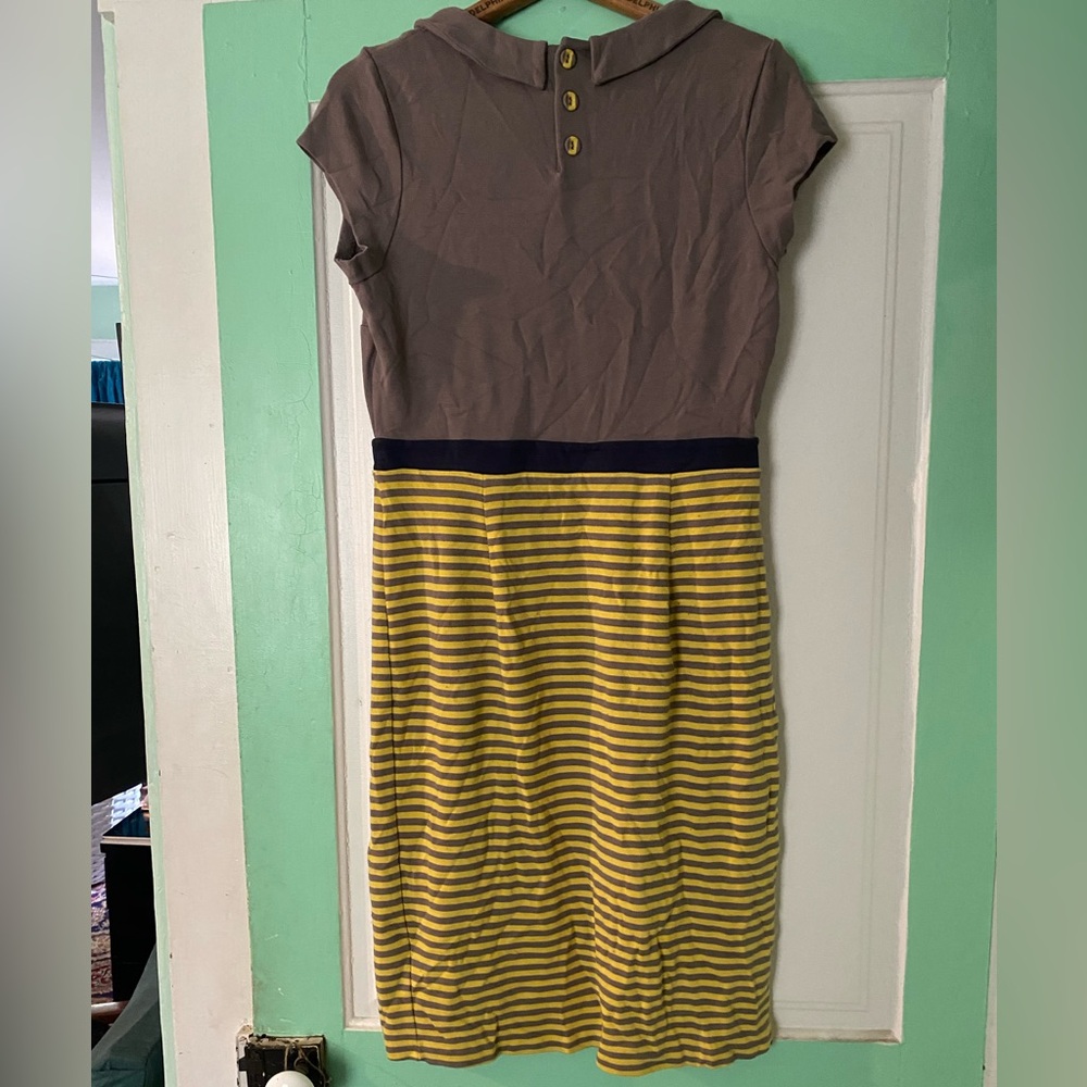 Cute striped stretchy dress with button accents & Peter Pan collar size 10